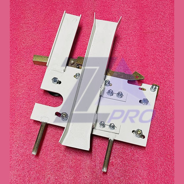 Каретка двери кабины с замком старого образца проем 1200мм левая 0721.03.91.040 ЩЛЗ