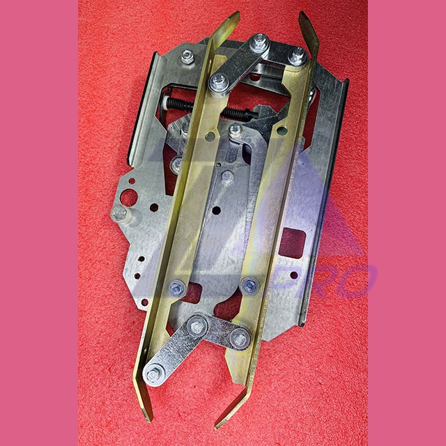 Отводка дверей кабины в сборе 0463Б.03.50.300-01 МЛЗ